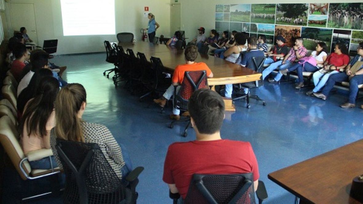 Alunos de Zootecnia da Fazu passam por treinamento para auxiliarem na 85ª ExpoZebu