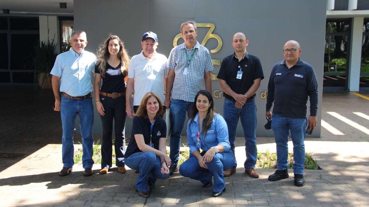 Representantes do SENASA do Peru visitam ABCZ