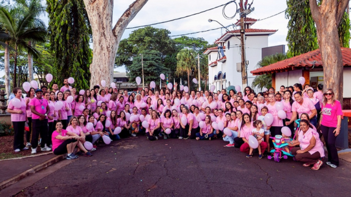 Cerca de 250 pessoas participam de caminhada do Outubro Rosa, promovida pela ABCZ