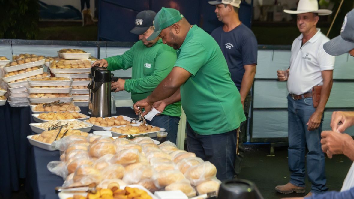 Diretoria da ABCZ recepciona 480 tratadores da 89ª ExpoZebu em café da manhã especial