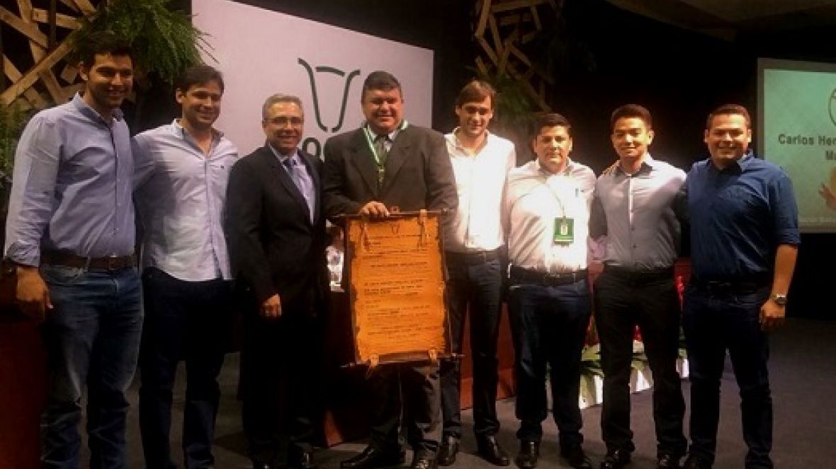 Diretor da Fazu recebe premiação internacional