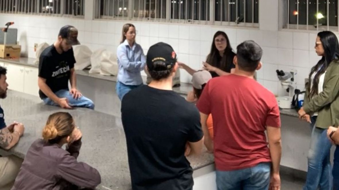 Alunos de Zootecnia da Fazu participam de aula prática com embriologista da Geneal