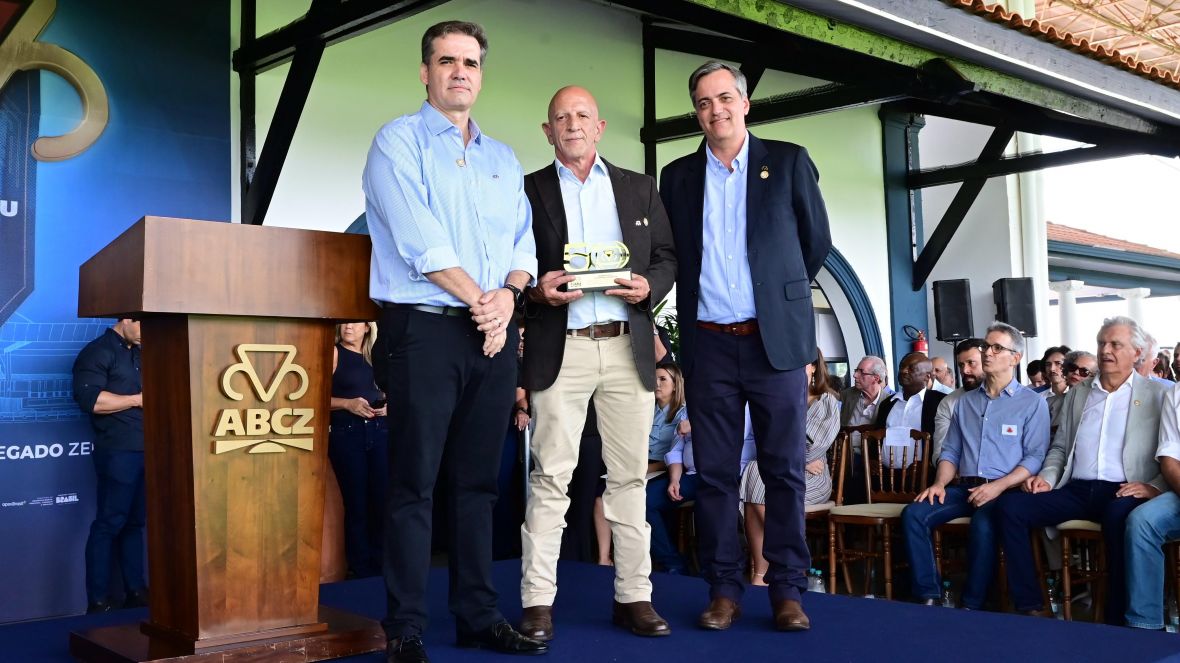Fazu celebra seus 50 anos premiando personalidades da ABCZ durante a abertura da 90ª ExpoZebu