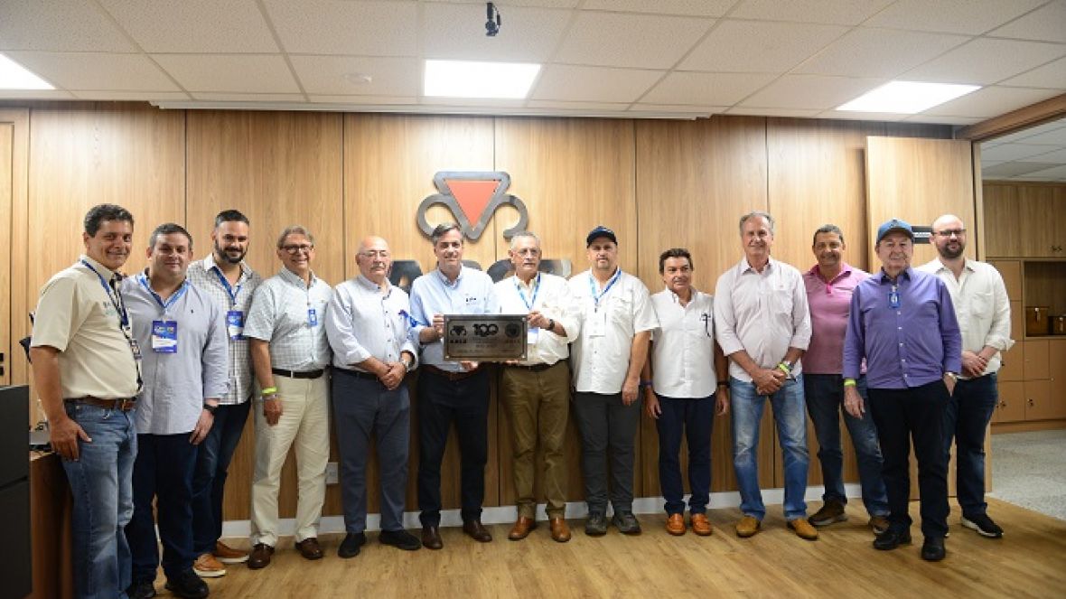 Comitiva da Associação Mexicana dos Criadores de Zebu homenageia ABCZ pelos 100 anos da primeira importação de genética zebuína