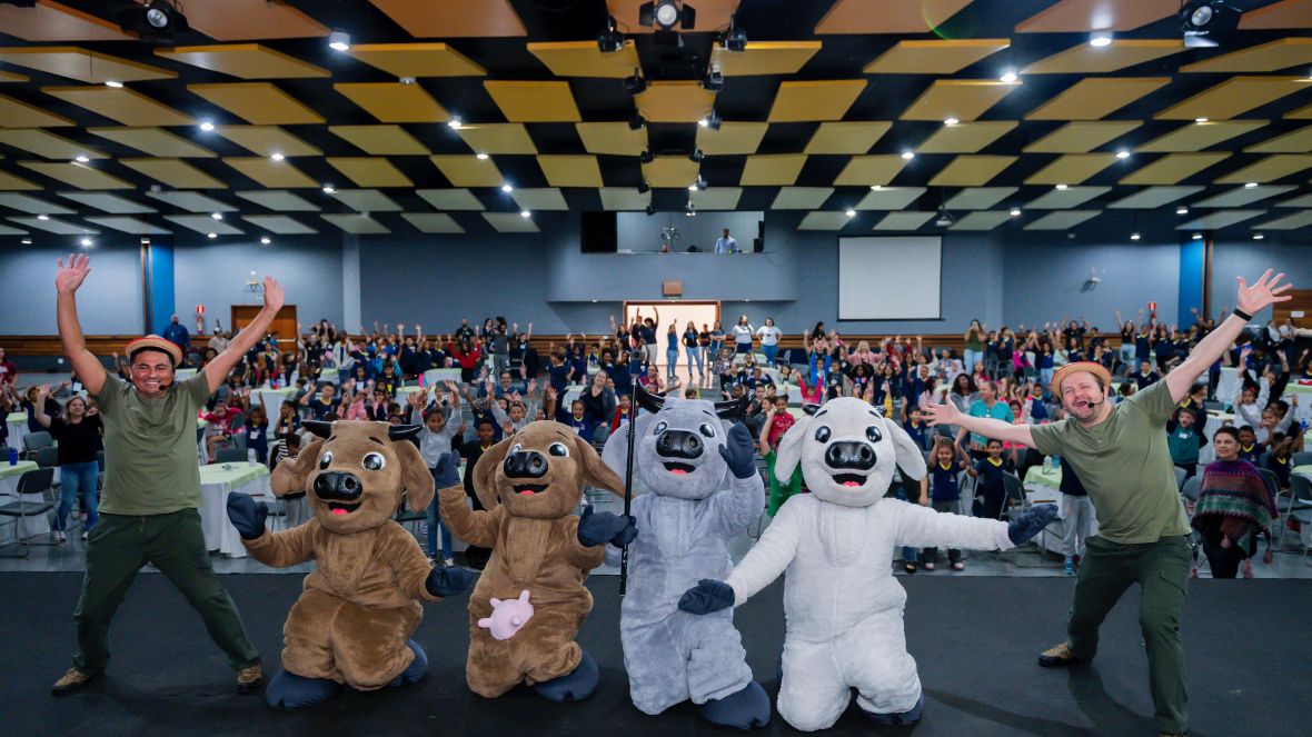 Aprendizado e diversão: De Olho no Material Escolar promove teatro educativo na 18ª ExpoGenética