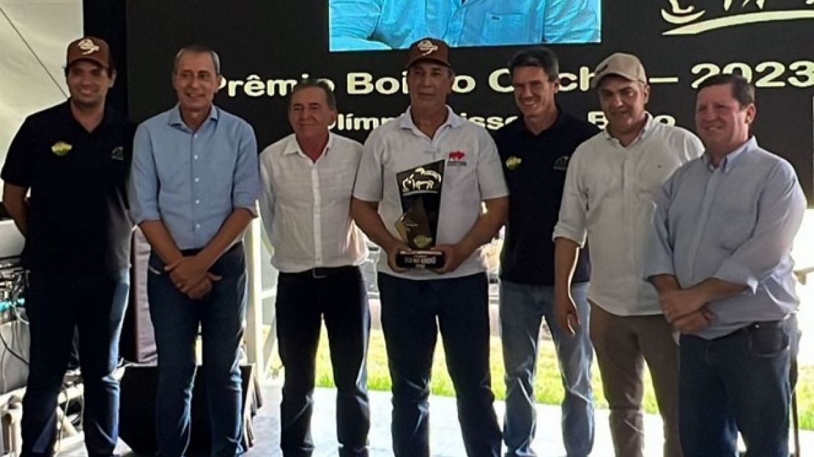 Conselheiro da ABCZ recebe prêmio ‘Boi no Cocho’ no Show Safra 2023 em MT