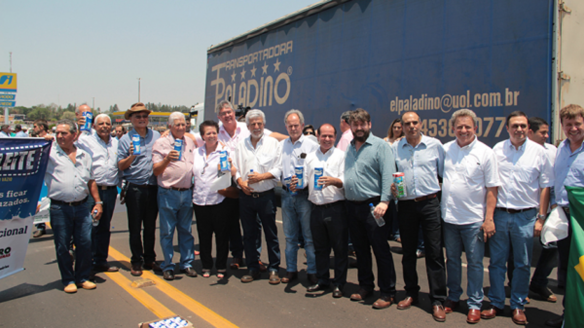 ABCZ participa de manifestação de apoio a cadeia leiteira 