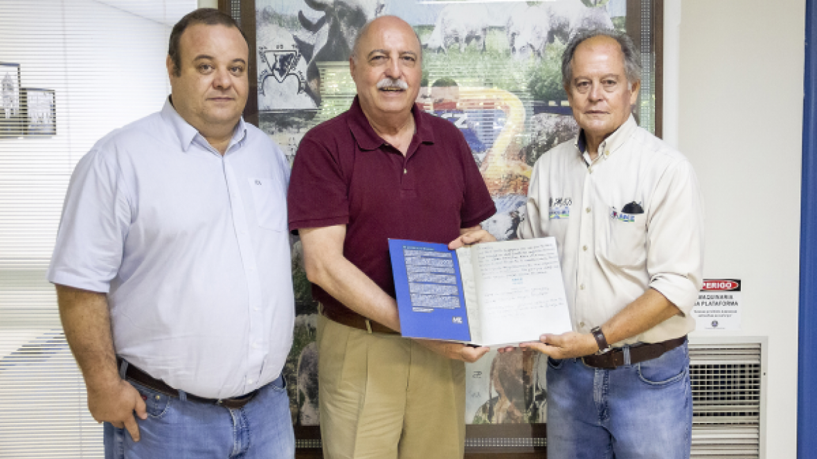 Presidente do Conselho Curador do Museu do Zebu homenageia presidente da ABCZ