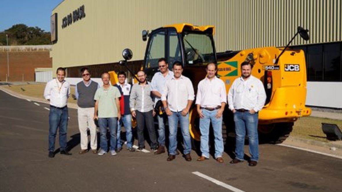 Representantes da ABCZ visitam fábrica da JCB