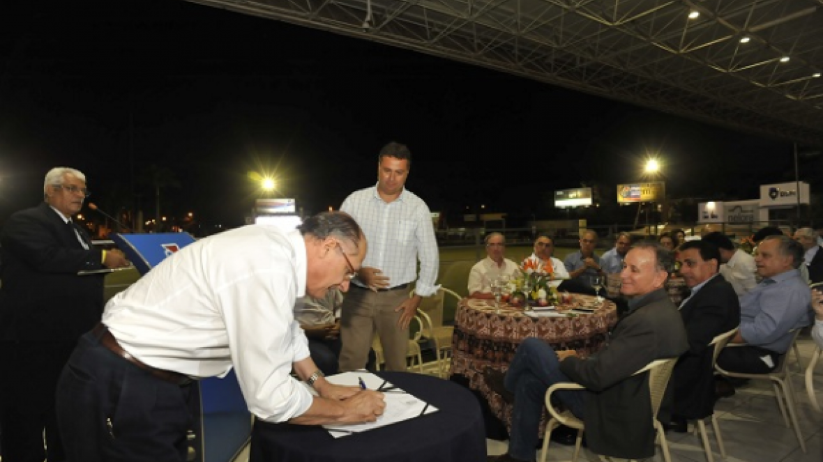 Geraldo Alckmin assina parceria com a ABCZ para pesquisas sobre o zebu em SP