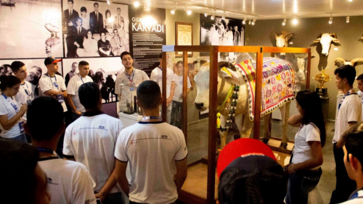 ABCZ recebe estudantes de Téc. em Agropecuária da Fundação Roge