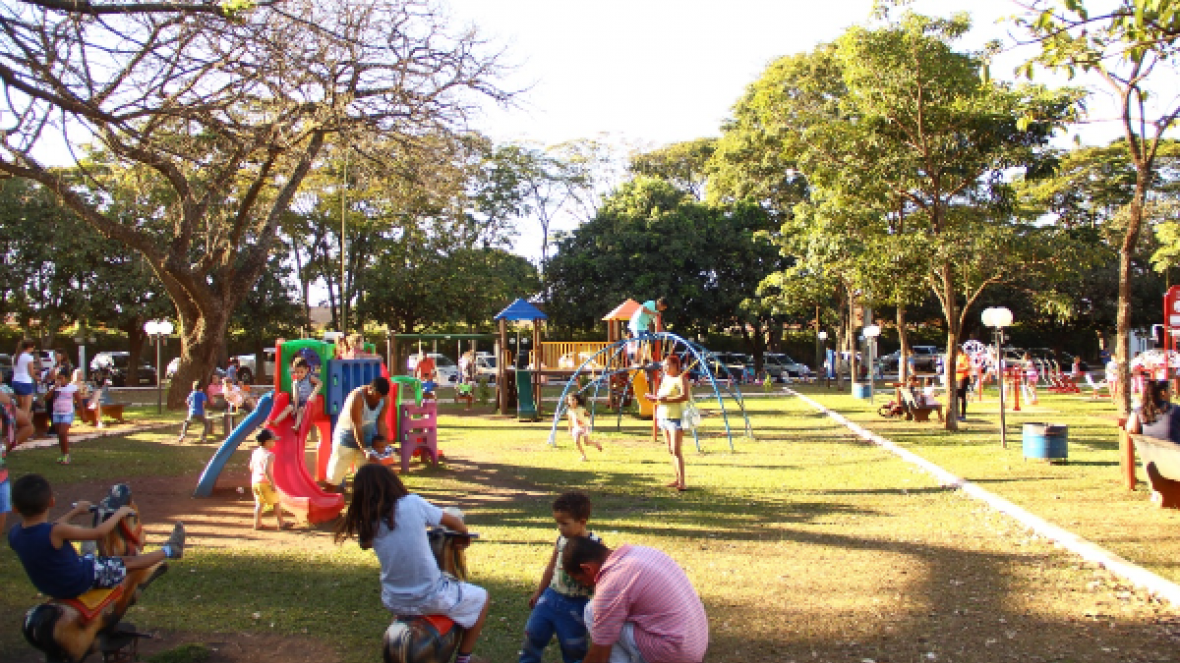 Movimento na área de recreação do Parque Fernando Costa é cada vez maior