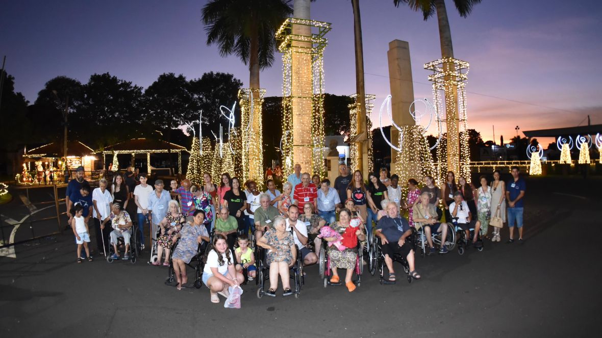 Idosos do Asilo Santo Antônio visitam o Natal de Luzes da ABCZ