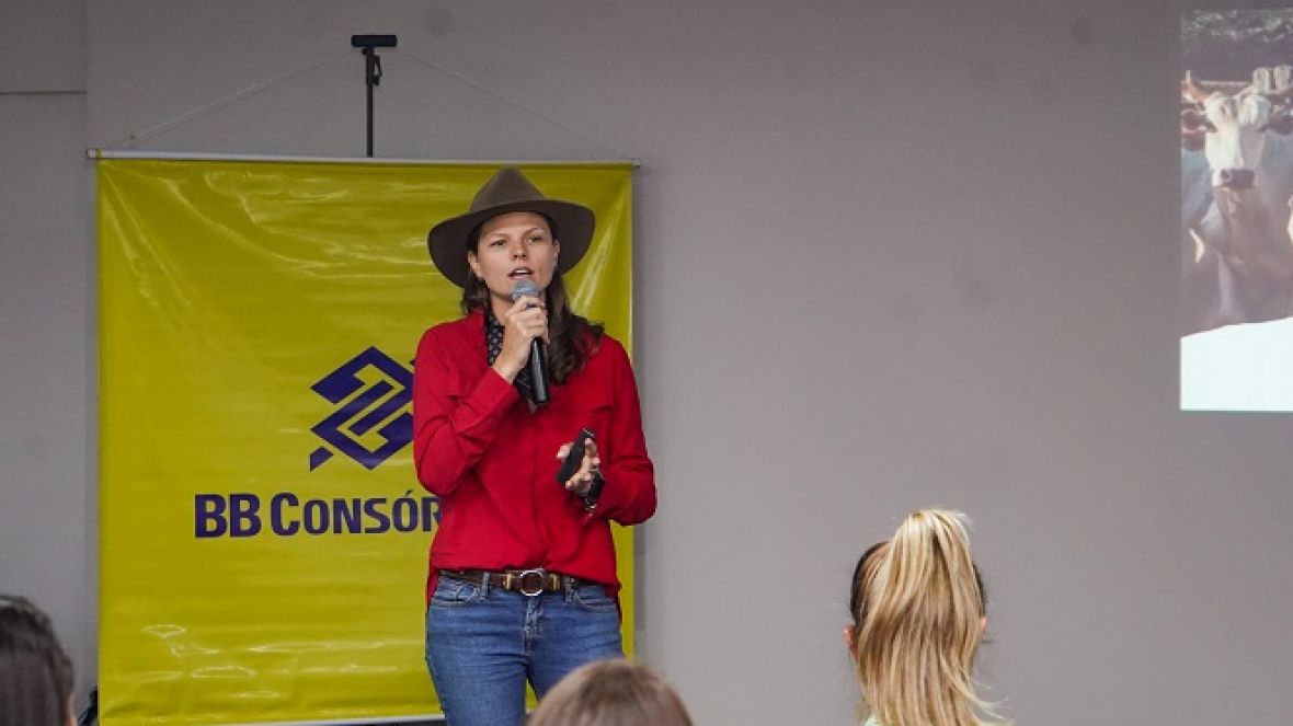 88ª ExpoZebu: com o tema do manejo e bem-estar animal, palestra da médica veterinária Adriane Zart movimenta sede da ABCZ