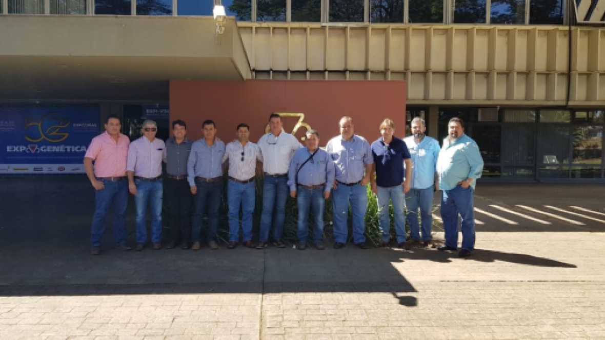 Equipe Ourofino e criadores estrangeiros visitam ABCZ