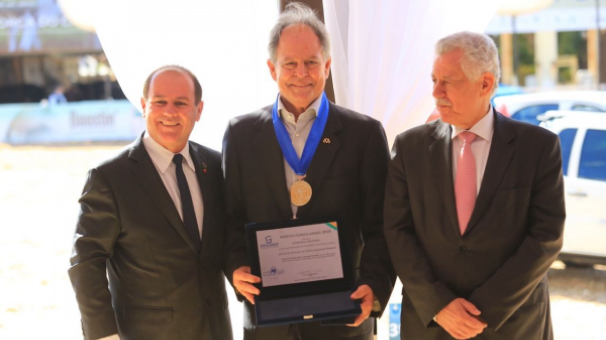 Presidente da ABCZ recebe Mérito Girolando, durante abertura da MegaLeite