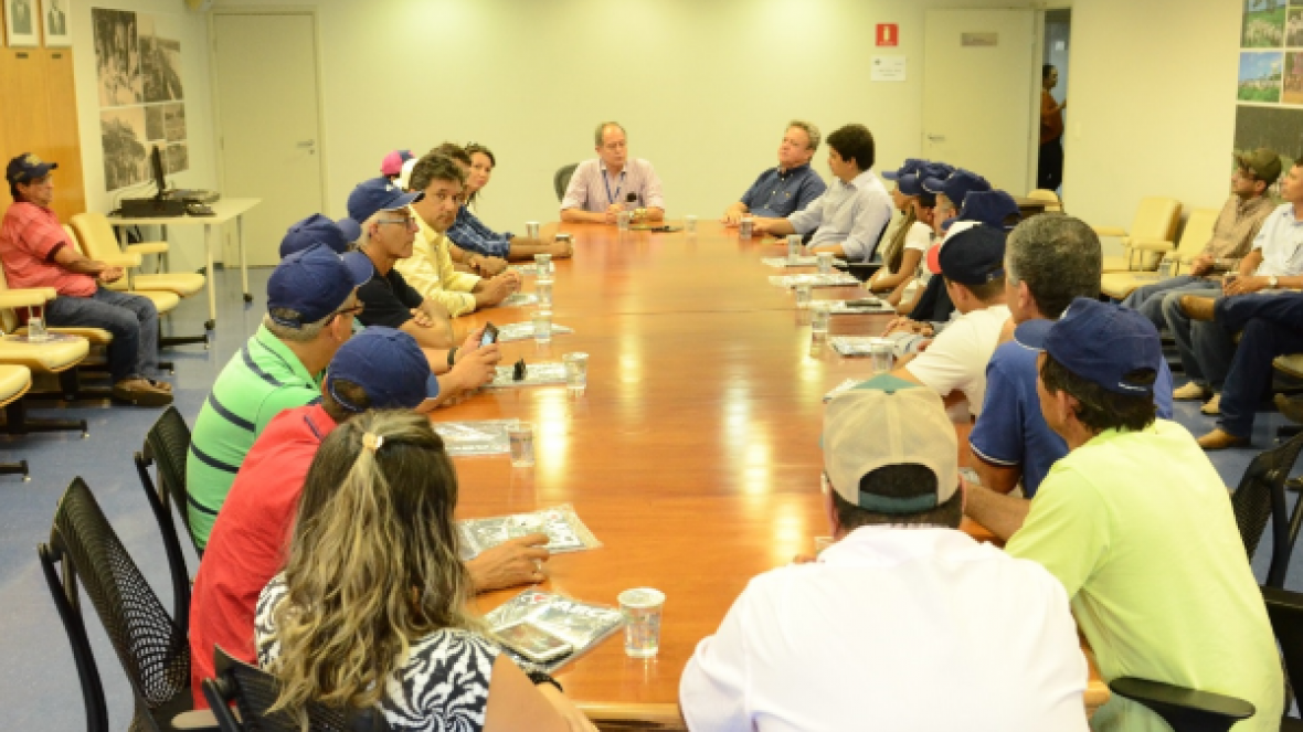 Presidente da ABCZ recebe comitiva de 50 pecuaristas do norte de MG