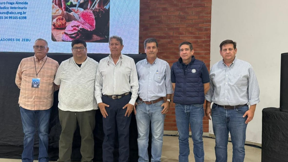 ABCZ ministra palestra sobre melhoramento genético durante a Exposición Nacional del Ganado Cebú, em Chiapas, México