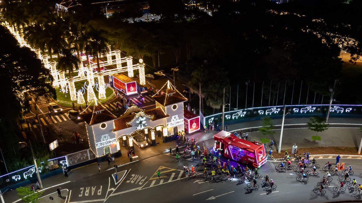 Caravana da Coca-Cola encanta público na passagem pelo ‘Natal no Parque’