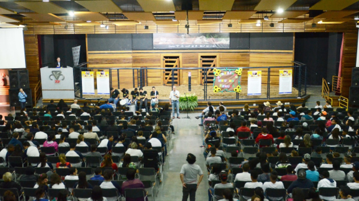 Lançamento do ?Zebu na Escola? leva cerca de 1.200 estudantes à ExpoZebu