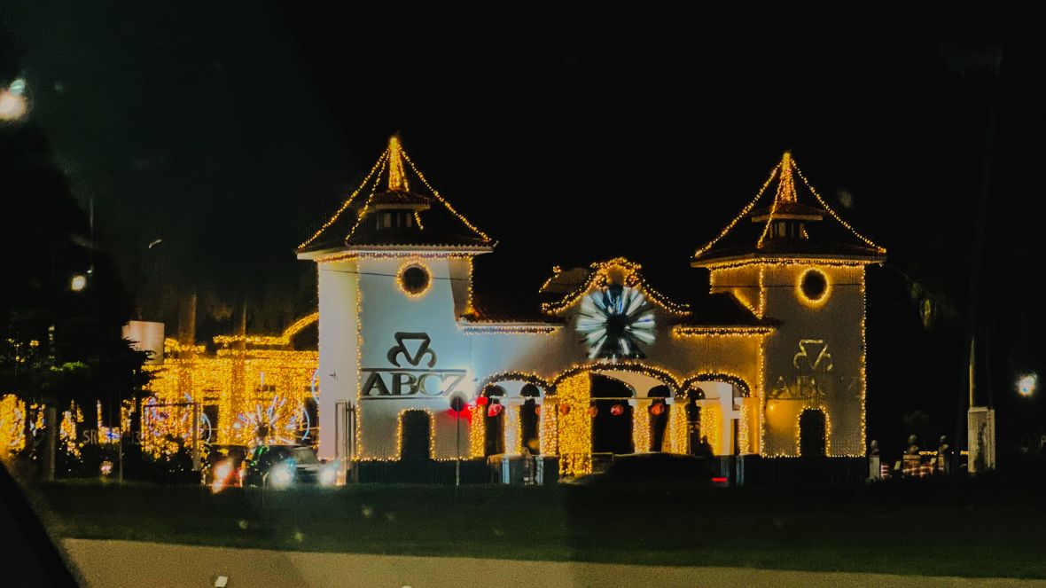 Chuvas adiam cerimônia de abertura, mas programação do “Natal de Luzes” da ABCZ segue normal no Parque Fernando Costa