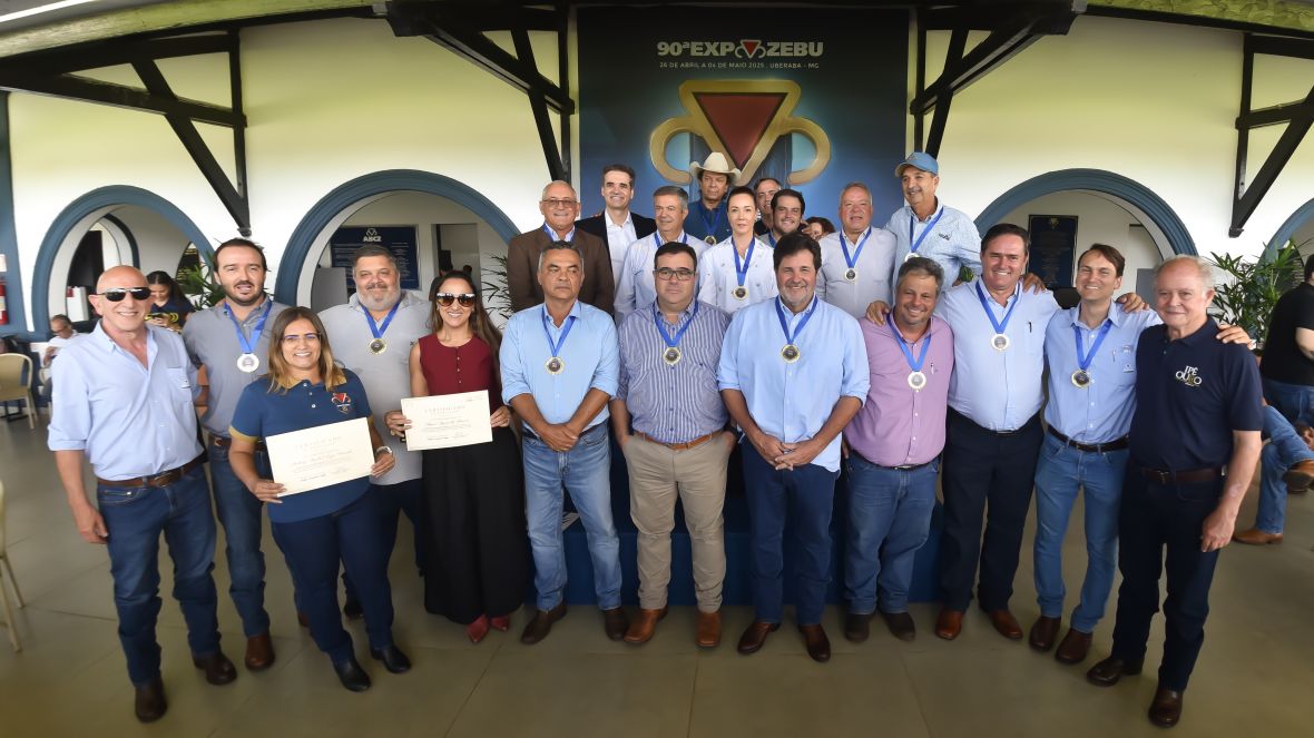 Fazu homenageia jurados da ABCZ formados pela instituição durante a 90ª ExpoZebu