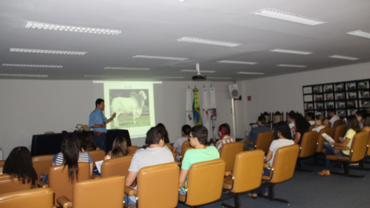 Zebu na Escola: universitários participam de capacitação
