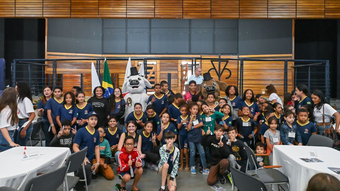 Museu do Zebu lança 10ª edição da Revista Turma do Zebuzinho e movimenta parque com visitas de estudantes