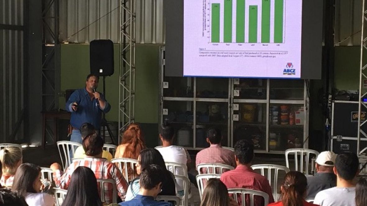 Técnico de campo da ABCZ ministra palestra no ?Dia de Campo Nelore 4X4?