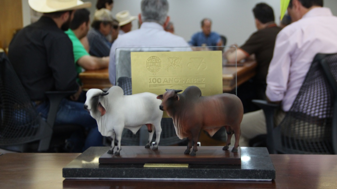 Homenagens marcam manhã de terça-feira (30) na ExpoZebu