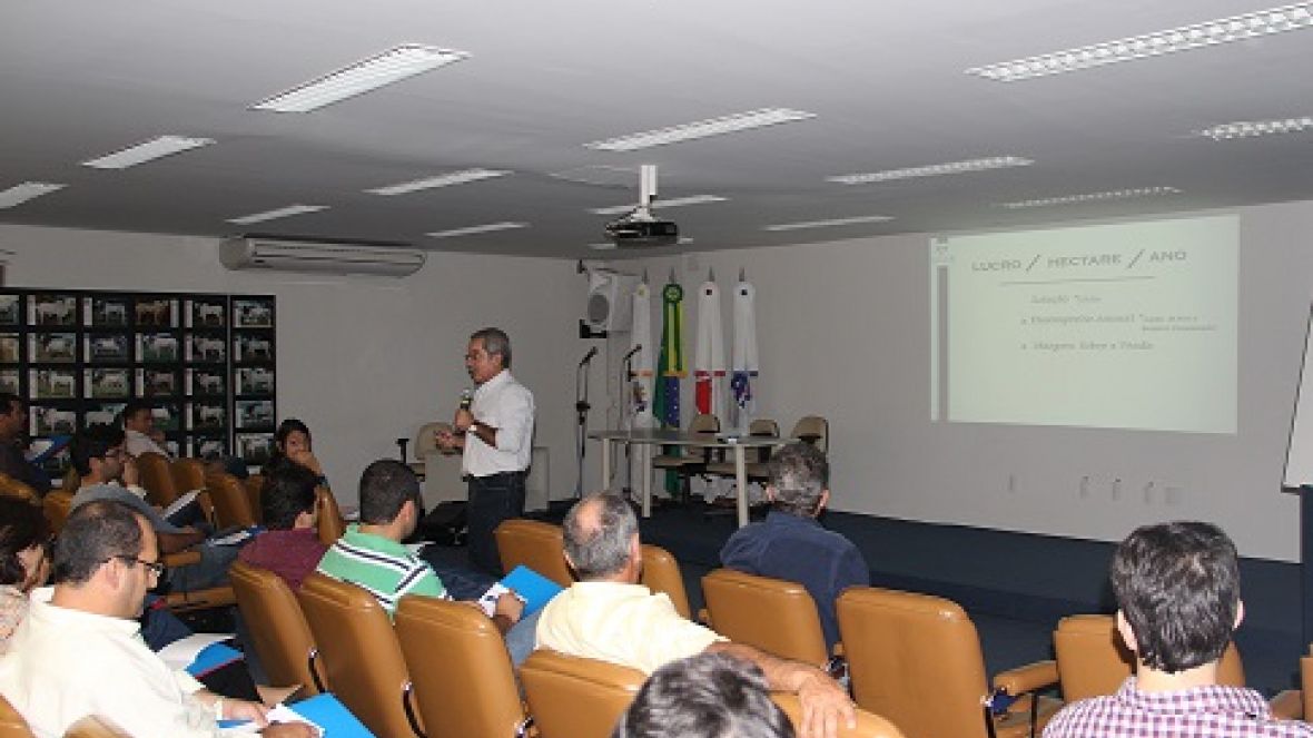 Gestão, manejo de pastagem e vantagens da genética são temas de curso na ABCZ