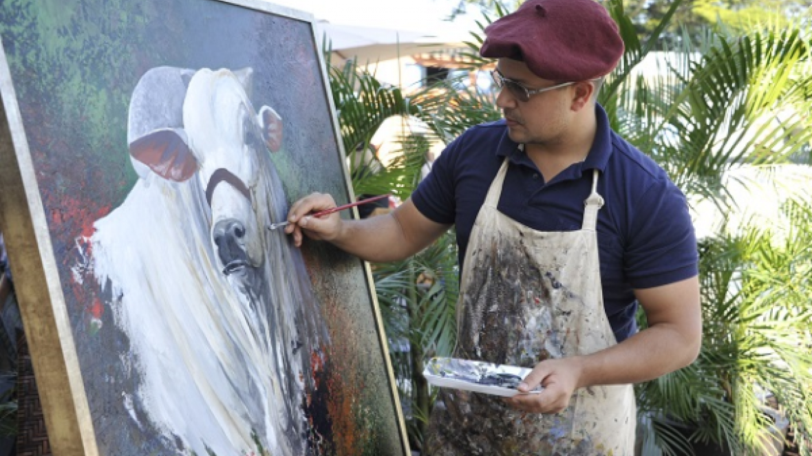 ExpoZebu: Artista faz exposição de pinturas na sede da ABCT