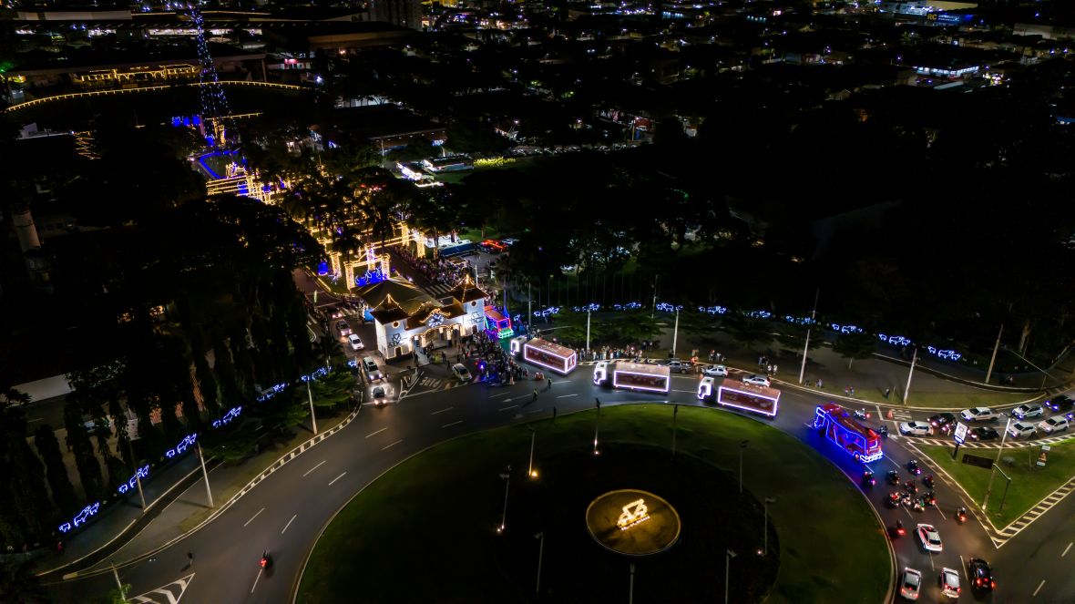 Espetáculo de luzes encanta público na abertura do 19º Natal no Parque, promovido pela ABCZ