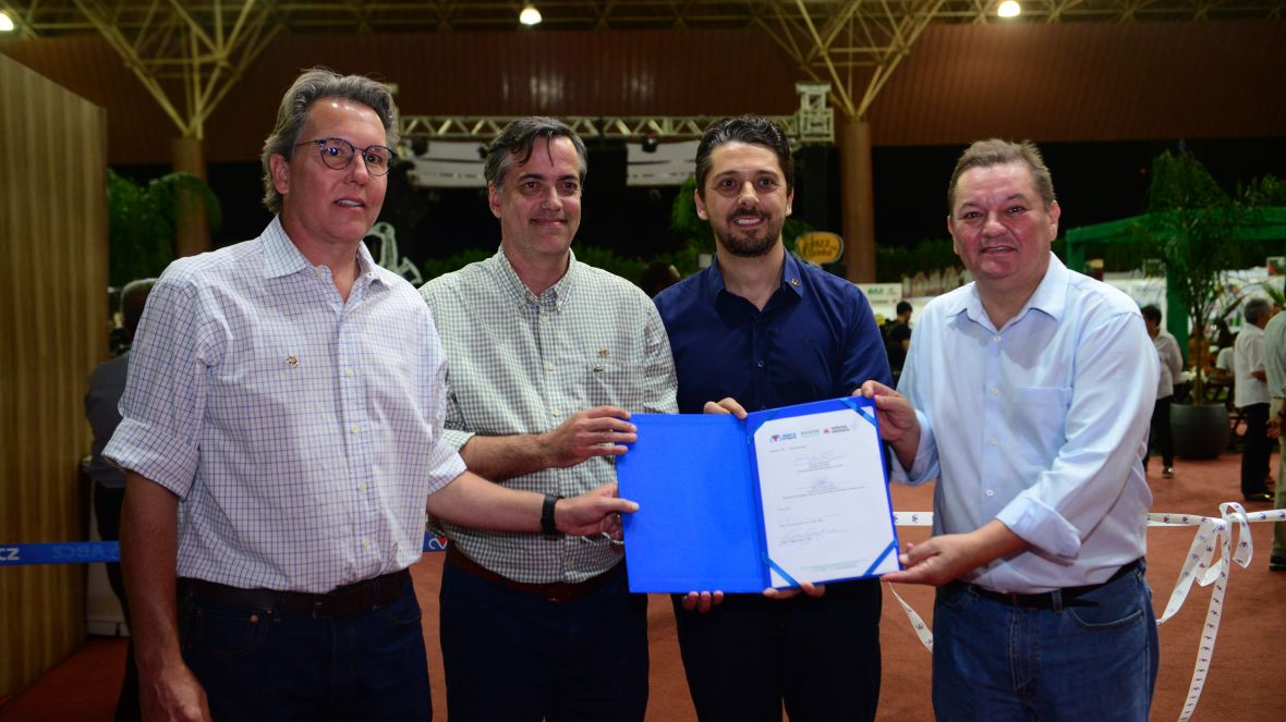 ABCZ e Emater assinam termo de cooperação técnica durante abertura da Feira de Gastronomia