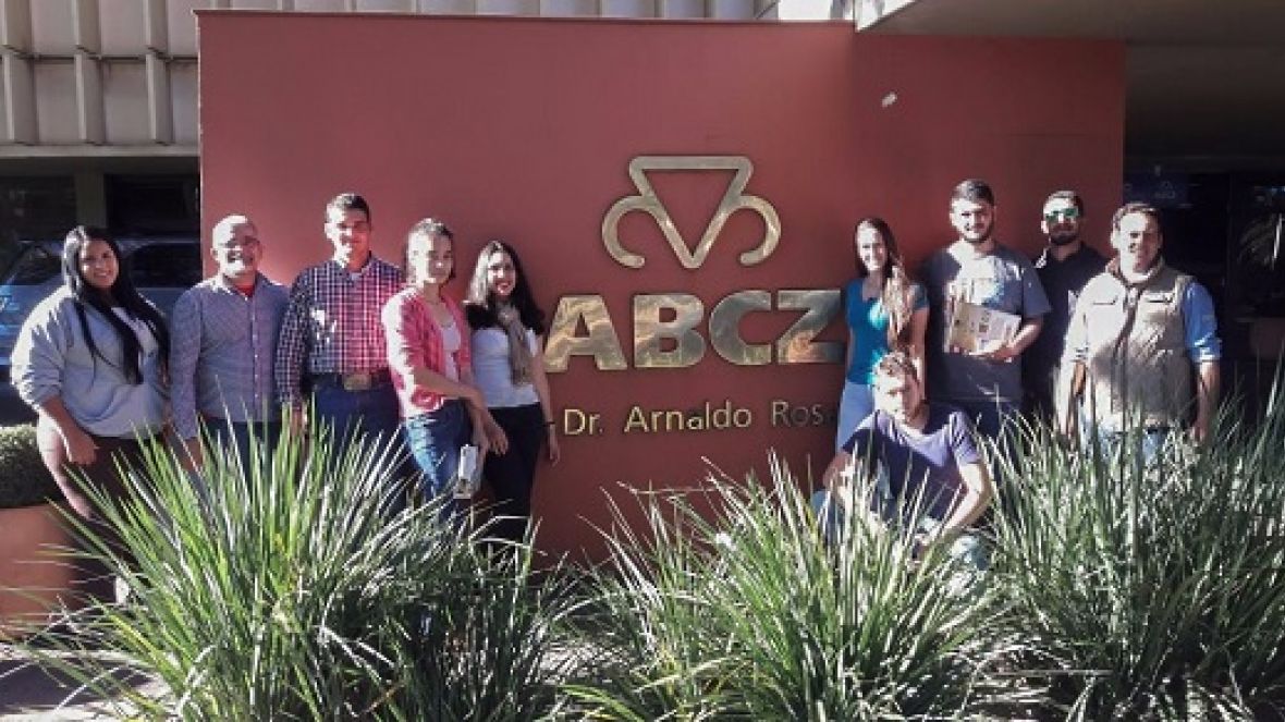 Alunos do curso de Zootecnia da Universidade Federal de Mato Grosso visitam a ABCZ