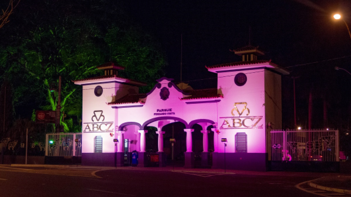ABCZ recebe iluminação especial no Outubro Rosa