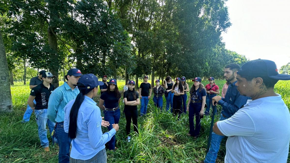 Alunos da EFOP/MG Uberaba visitam Fazenda Experimental da ABCZ
