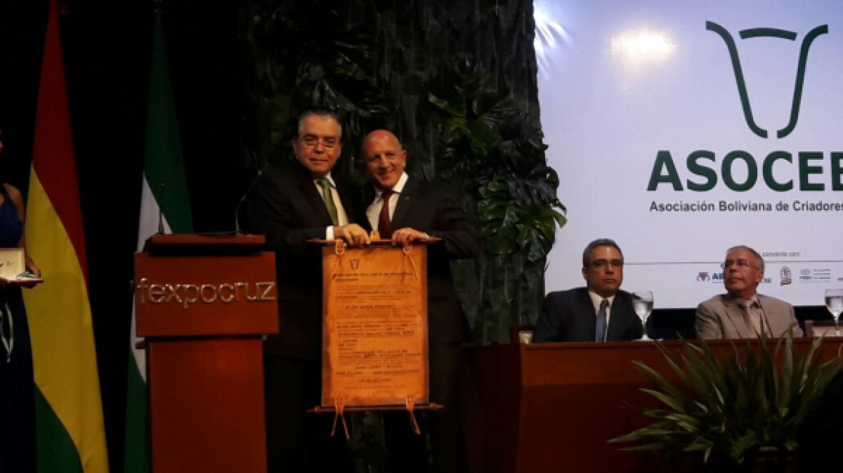 Superintendente da ABCZ recebe "Cebú de Oro" na Bolívia