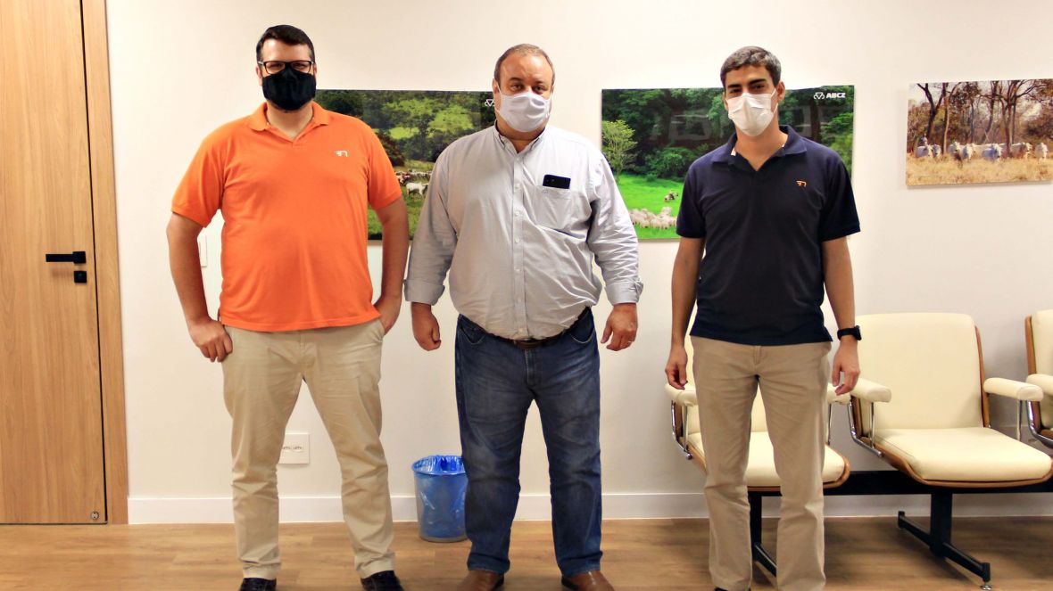 Deputado federal Tiago Mitraud e deputado estadual Guilherme da Cunha visitam a ABCZ 