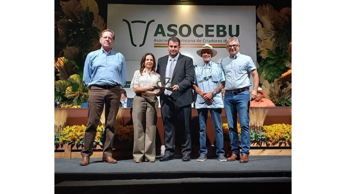 Expocruz 2024: durante feira realizada na Bolívia, ABCZ homenageia Asocebu pelos seus 50 anos