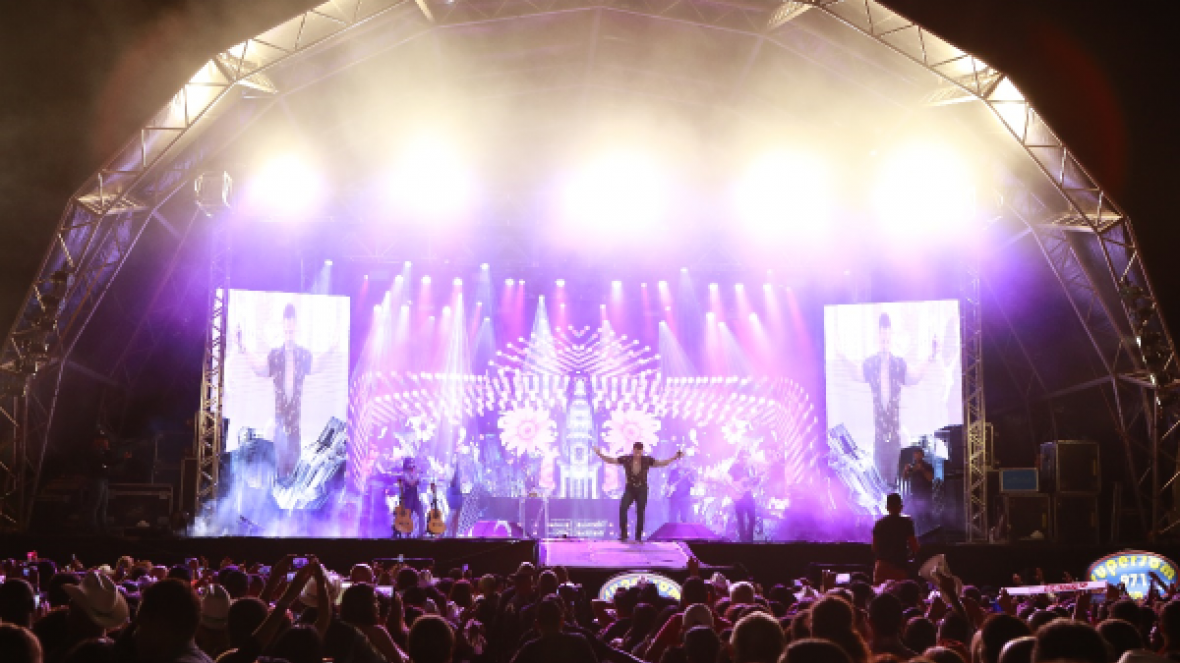 Véspera de feriado foi marcada pelo show de Eduardo Costa na ExpoZebu
