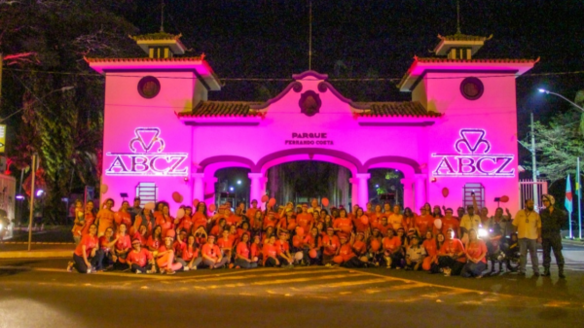 Cerca de 200 pessoas participam de mobilização do Outubro Rosa promovida pela ABCZ