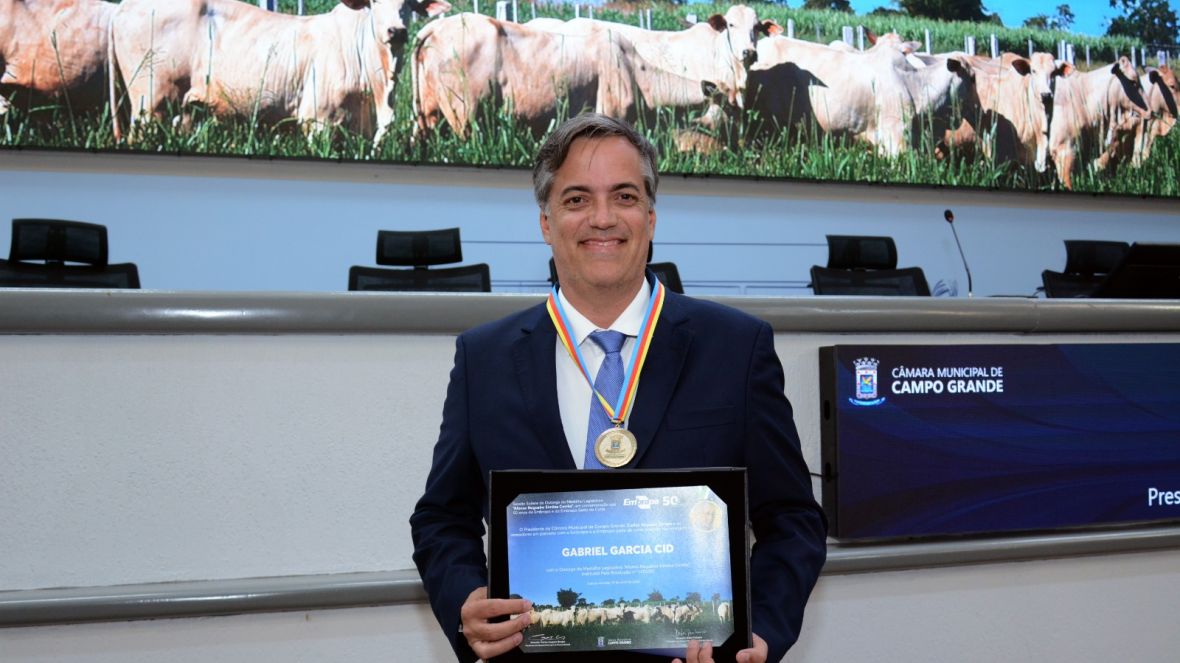 Presidente da ABCZ recebe medalha comemorativa aos 50 anos da Embrapa