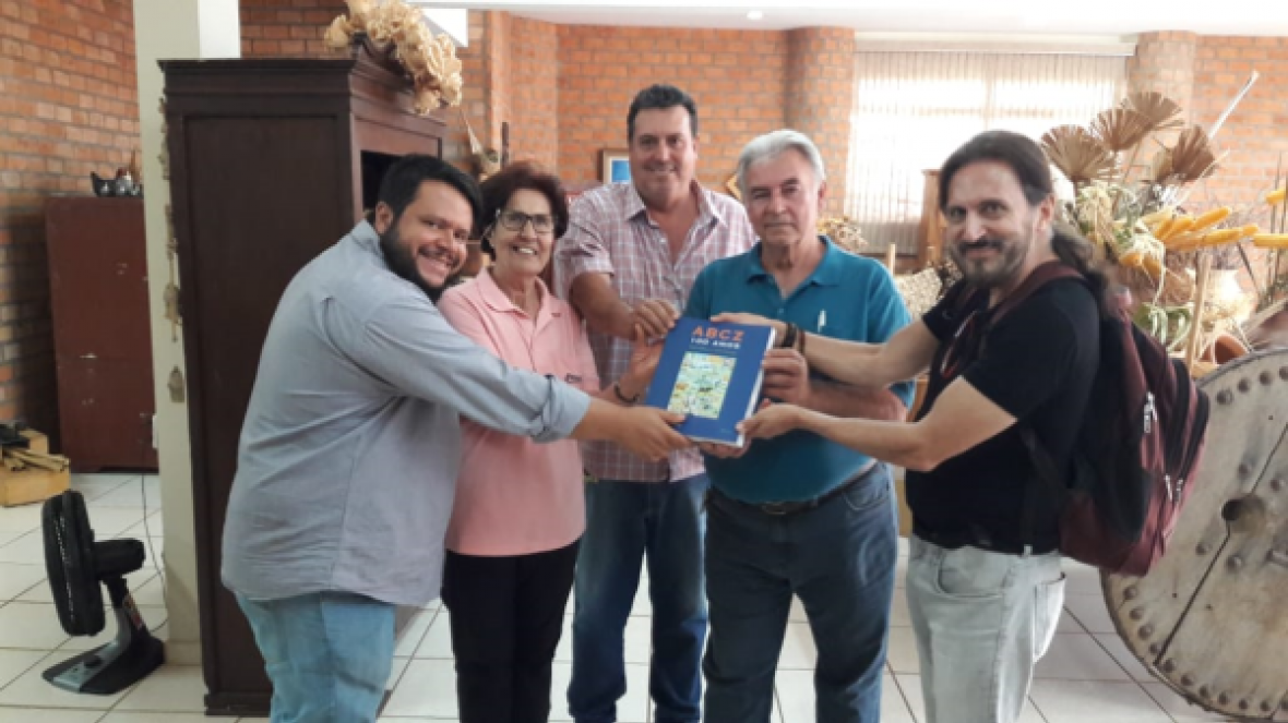 Memorial do Milho recebe livro dos 100 anos da ABCZ
