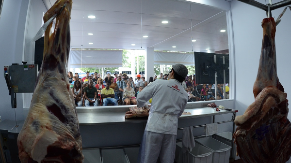 ExpoZebu: Vitrine da Carne fica lotada em primeiro dia de dinâmicas
