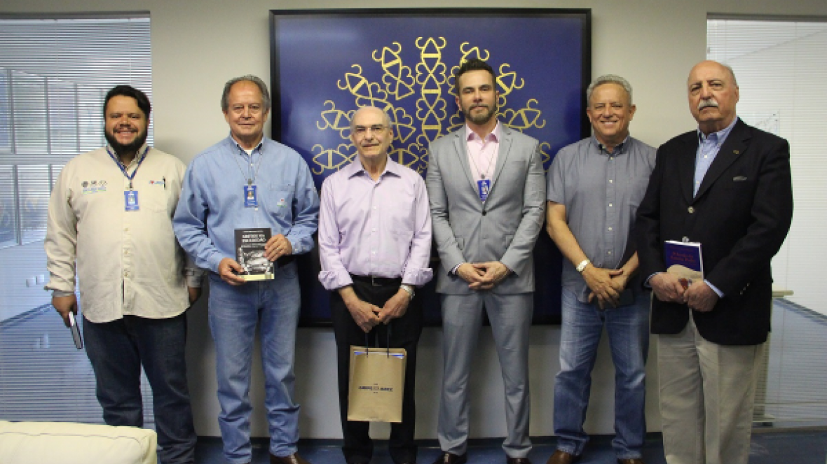 ABCZ recebe visita do escritor Paulo Fernando Silveira