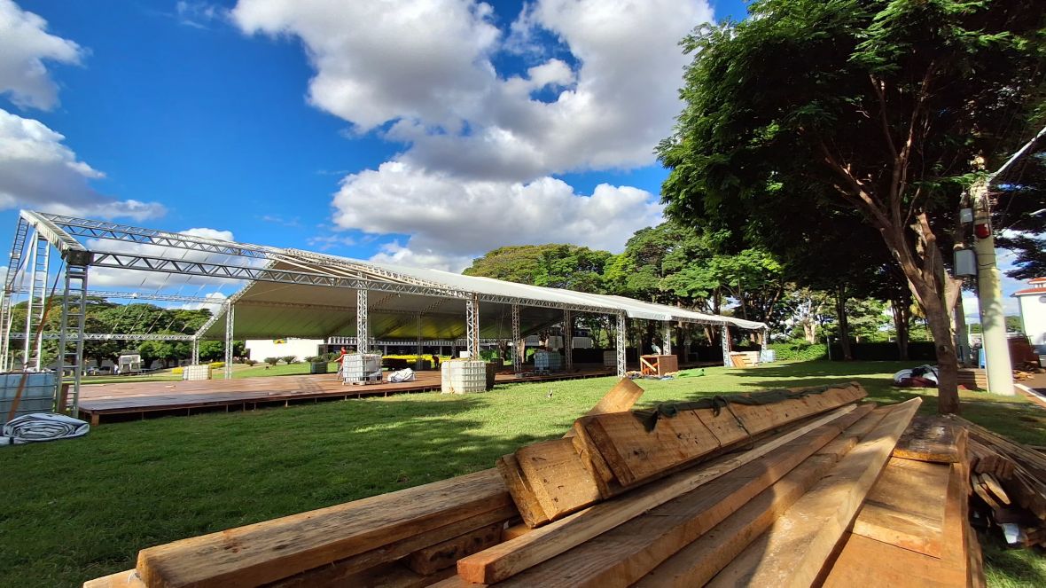 Contagem regressiva para a 90ª ExpoZebu: reta final de montagem movimenta o Parque Fernando Costa