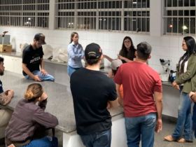 Alunos de Zootecnia da Fazu participam de aula prática com embriologista da Geneal