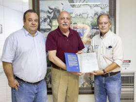 Presidente do Conselho Curador do Museu do Zebu homenageia presidente da ABCZ