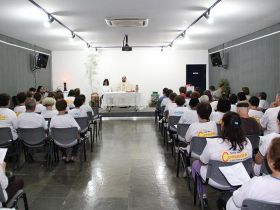 Idosos celebram 2012 com missa no Museu do Zebu  